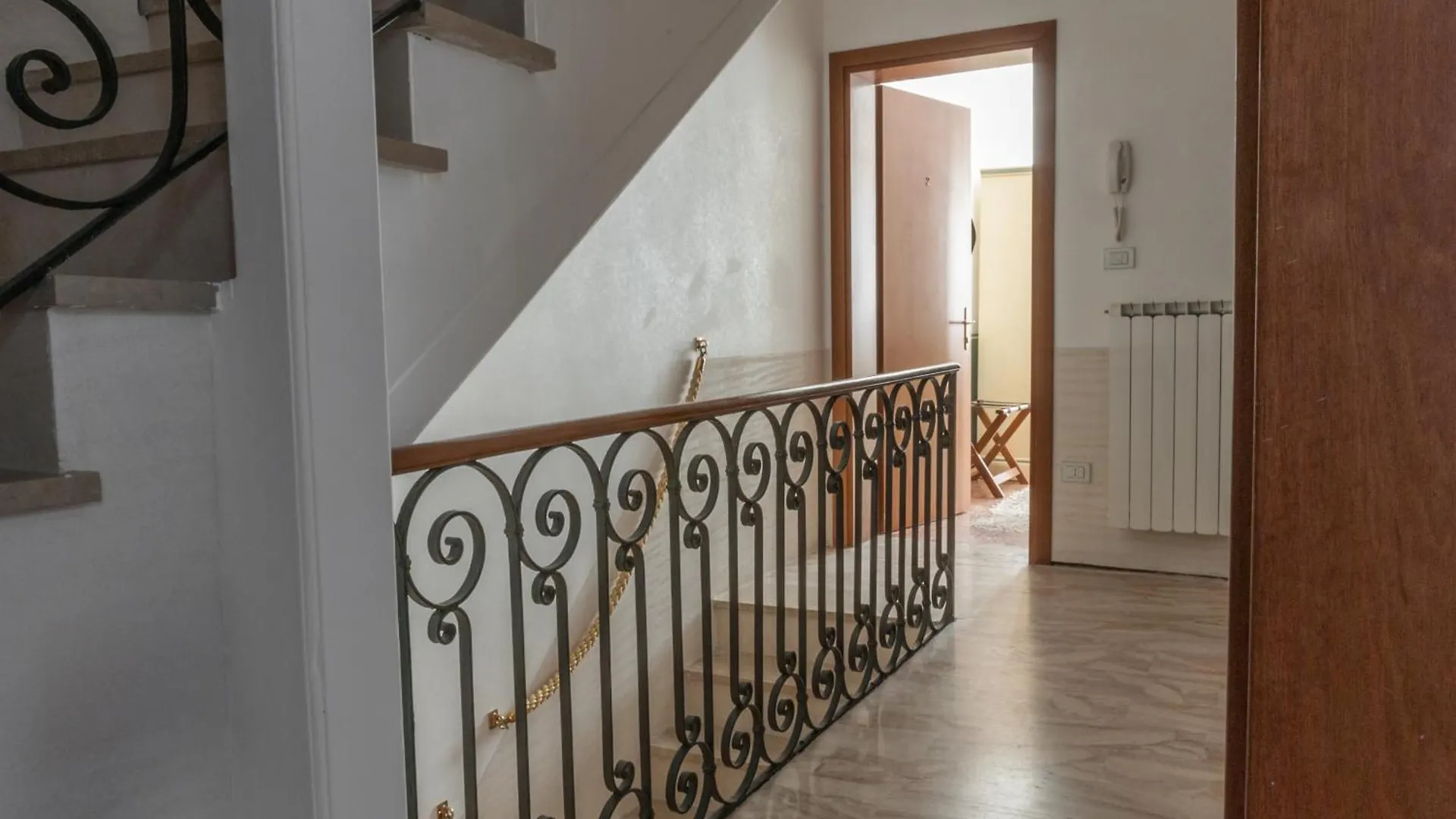 Ca' San Trovaso - 6 Rooms Βενετία