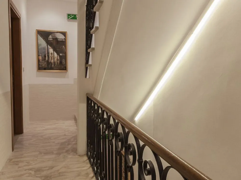 Ca' San Trovaso - 6 Rooms Venice 2*,