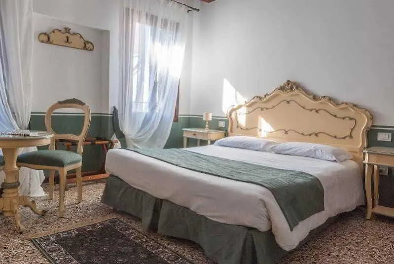 Ca' San Trovaso - 6 Rooms Venice 2*,  Italy
